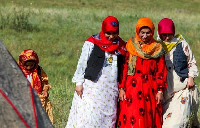 Tehranlı qadın, Cənubi Azərbaycanlı qadın: gender rollarına cəmiyyət və mühitin təsiri